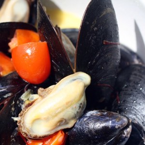 The Secret Ingredient (Saffron): Mussels with Saffron and Tomatoes