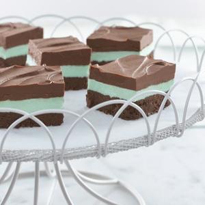 Easy No-Bake Creamy Chocolate Mint Bars (Sponsored)