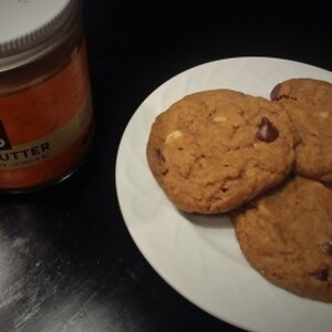 Keto Flourless Chocolate Chip Macadamia Nut Cookies