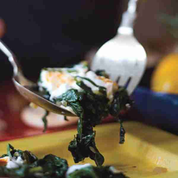 Fresh Spinach With Garlic-Yogurt Sauce