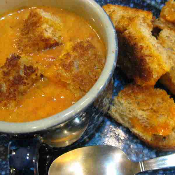EASY TOMATO SOUP WITH CHEDDAR CHEESE CROUTONS