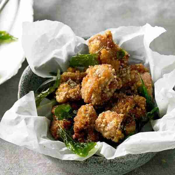 Popcorn chicken with basil