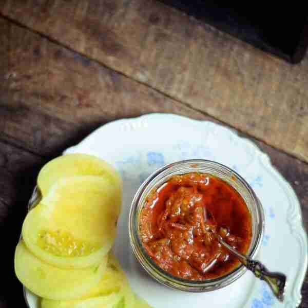 Spicy heirloom tomato relish