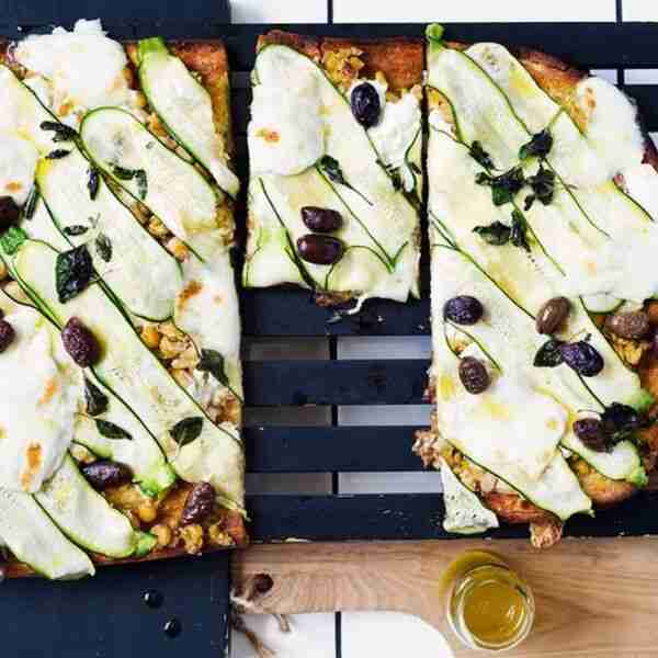 Zucchini and goat’s cheese pizza